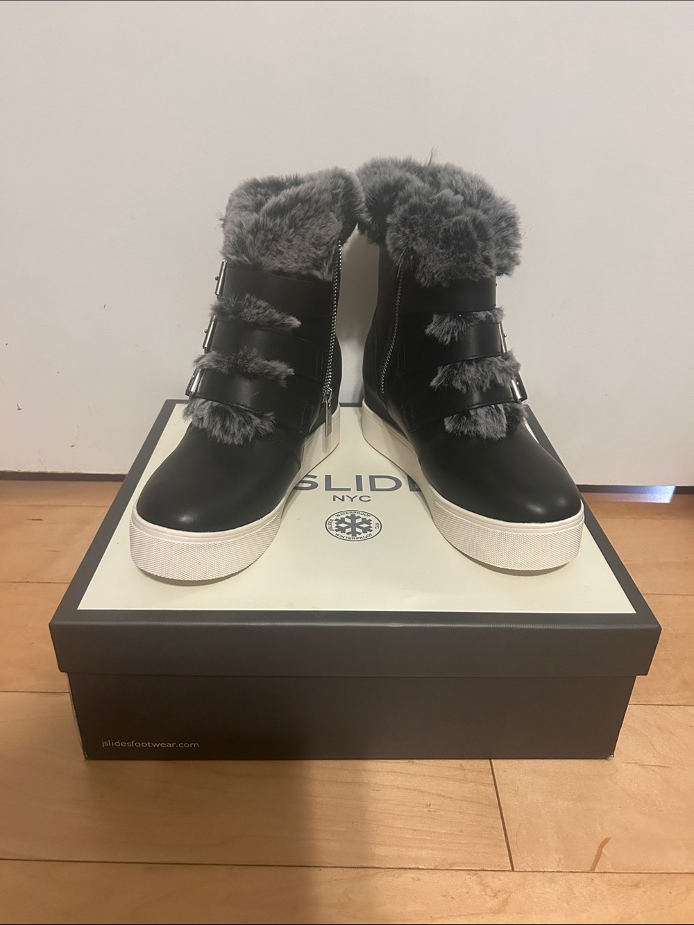 J/slides Black High-top leather Sneakers.